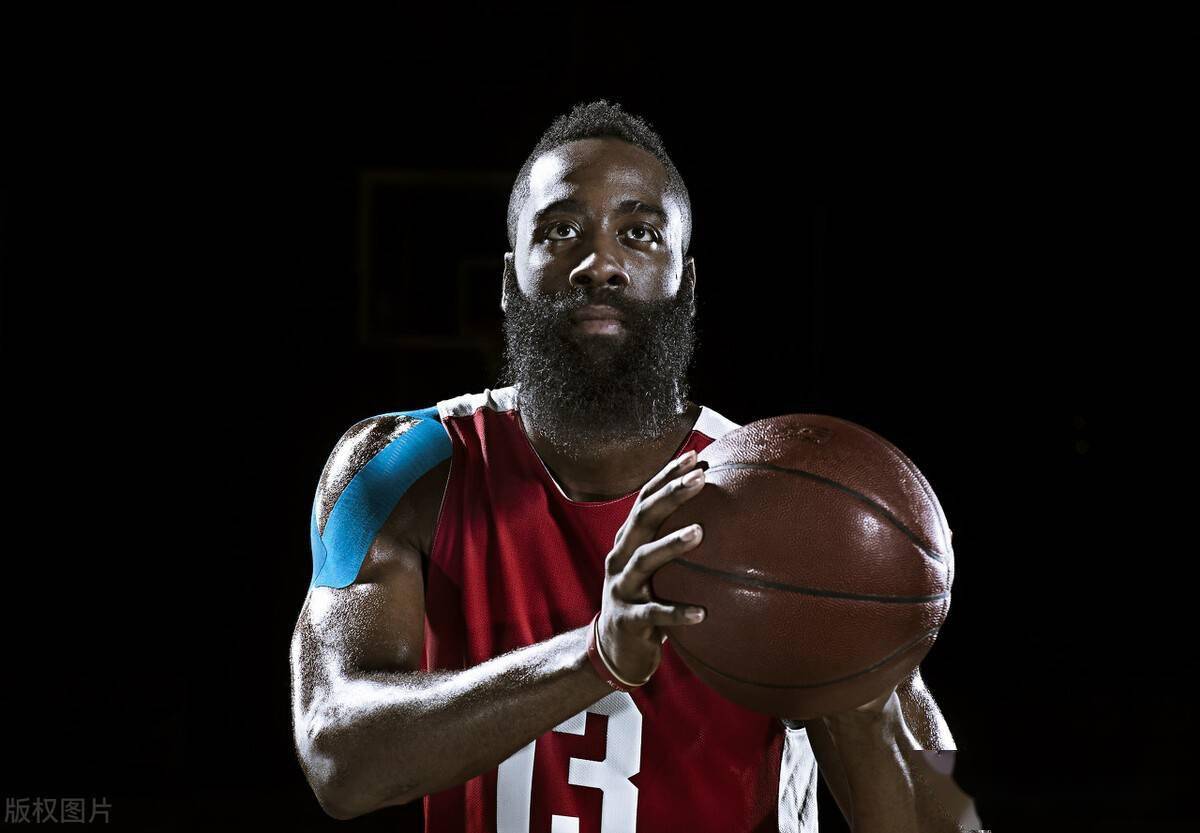 包含皇家马德里训练开放日，关键时刻回应争议引欢呼，NBA季后赛在即，球探报告显示潜力的词条